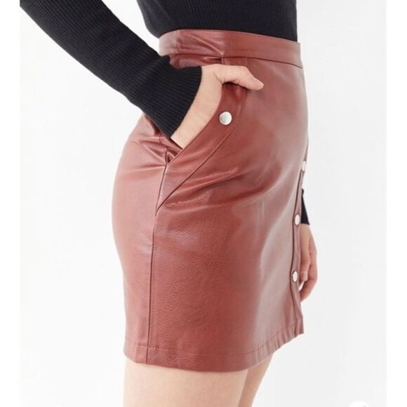 Urban Outfitters Faux Leather skirt with buttons size M - Picture 4 of 7